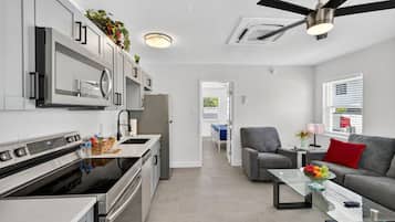 冰箱、微波炉、烤箱、炉灶