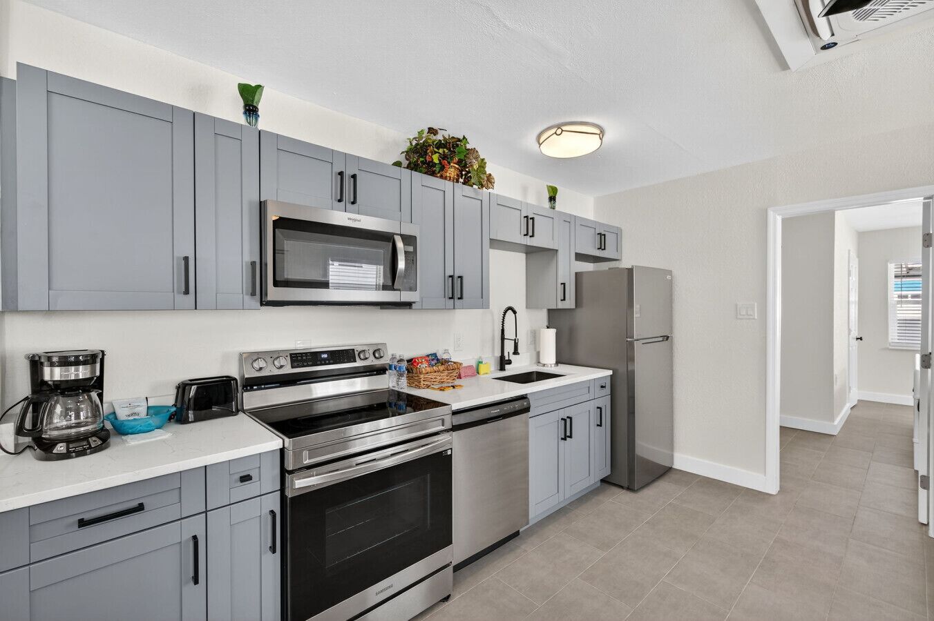 Kjøleskap, mikrobølgeovn, ovn og kokeplater