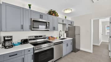 Refrigerador, microondas, horno y parrilla de estufa