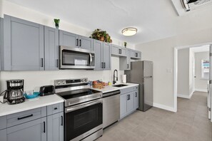 Kjøleskap, mikrobølgeovn, ovn og kokeplater