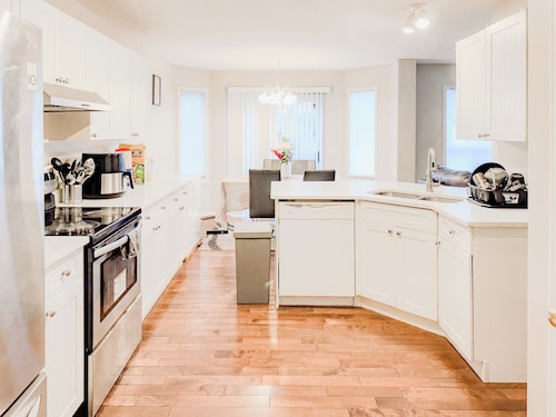 Private room in Edmonton close to WEM