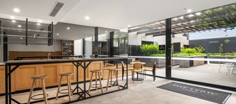 Bright 2-bed Apartment in Fitzroy's Heart