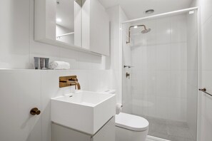 Apartment | Bathroom | Towels, soap - Bright 2-bed Apartment in Fitzroy's Heart (Melbourne)