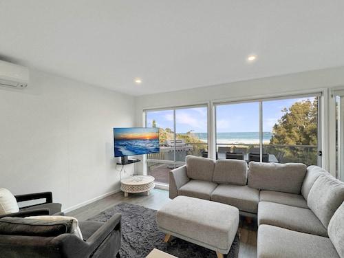 Oceanfront 4-bed Haven With BBQ & Alfresco Dining