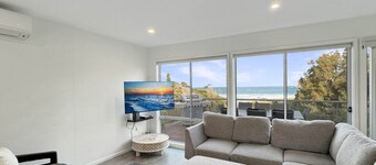 Oceanfront 4-bed Haven With BBQ & Alfresco Dining
