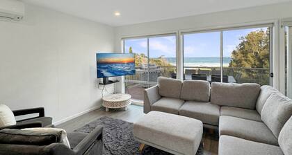 Oceanfront 4-bed Haven With BBQ & Alfresco Dining