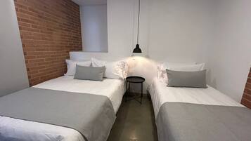 Comfort-værelse til 3 personer - byudsigt | Skrivebord, gratis Wi-Fi