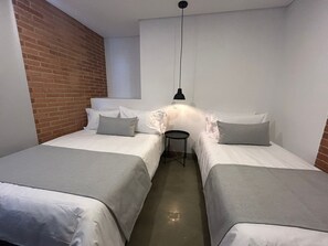 Habitación triple Confort, vista a la ciudad | Escritorio y wifi gratis 