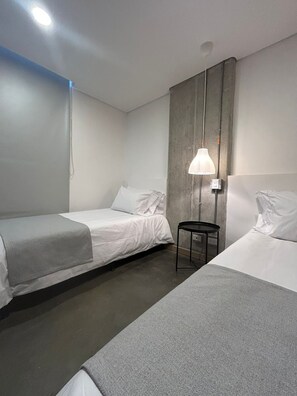 Habitación Confort con 2 camas individuales, vista a la ciudad | Escritorio y wifi gratis 