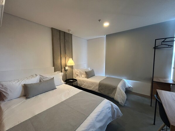 Comfort Triple Room, City View | Desk, free WiFi - AKELA 30 HOTEL (Medellín)