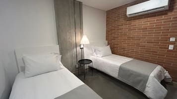 Comfort-værelse med 2 enkeltsenge - byudsigt | Skrivebord, gratis Wi-Fi