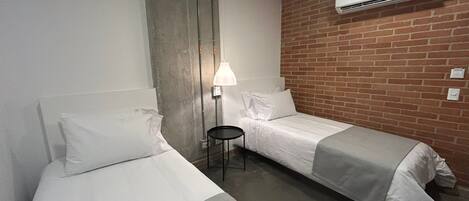 Comfort-værelse med 2 enkeltsenge - byudsigt | Skrivebord, gratis Wi-Fi