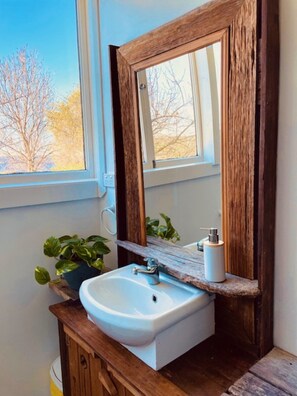 Apartment | Bathroom | Towels, toilet paper