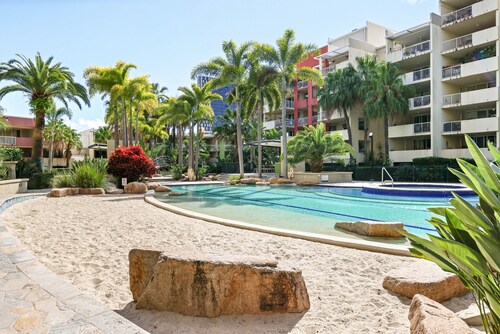 Inner-city 1-bed With Pool & Spa