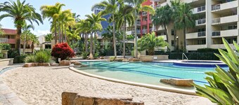 Inner-city 1-bed With Pool & Spa