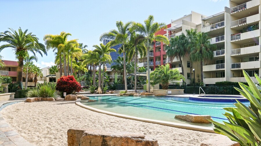 Inner-city 1-bed With Pool & Spa