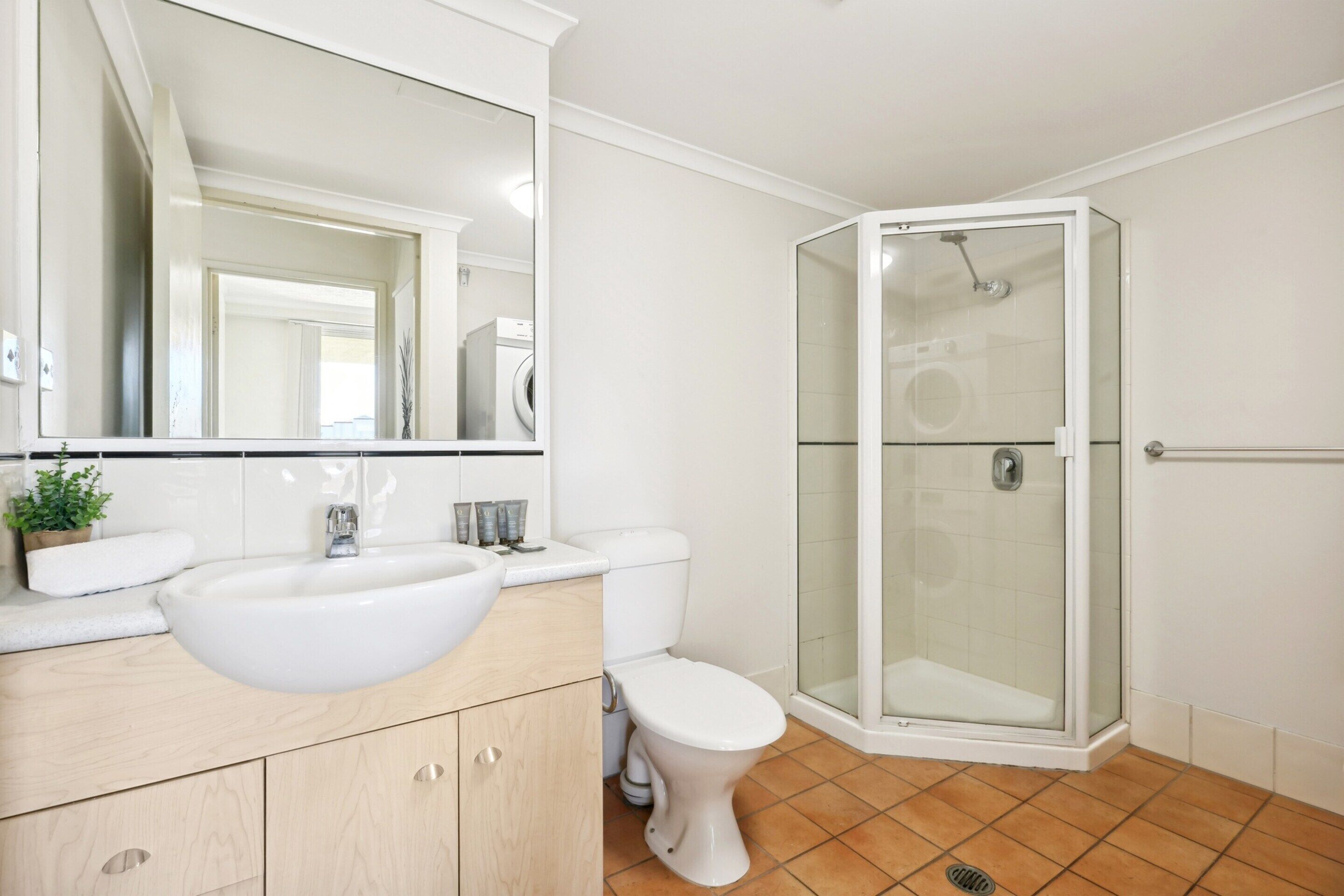 Apartment | Bathroom | Bathtub, hair dryer, towels, soap