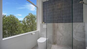 Apartment | Bathroom | Hair dryer, towels, soap, shampoo