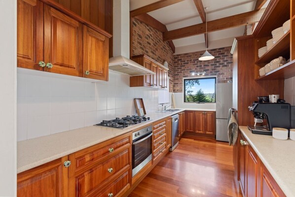 ثلاجة، ميكروويف، فرن، موقد طهي مسطح