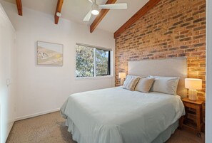 3 عدّة غرف نوم ومكواة/لوح كي وخدمة الإنترنت وملاءات أسرّة