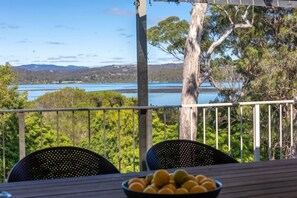 Outdoor dining - Sundowner Deck House Merimbula (Merimbula)