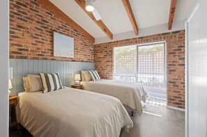 3 عدّة غرف نوم ومكواة/لوح كي وخدمة الإنترنت وملاءات أسرّة