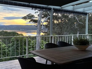 Outdoor dining - Sundowner Deck House Merimbula (Merimbula)