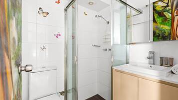 Apartment | Bathroom | Towels, soap