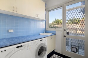 Apartment | Game room - 5-bed Haven With Pool Minutes From Beaches (Melbourne)