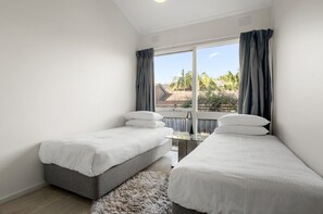 Apartment | 5 bedrooms, iron/ironing board, bed sheets - 5-bed Haven With Pool Minutes From Beaches (Melbourne)