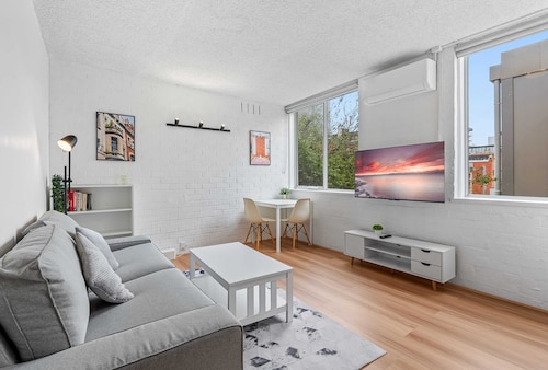 Cozy 1BR Stay in South Yarra With Parking & Wi-fi