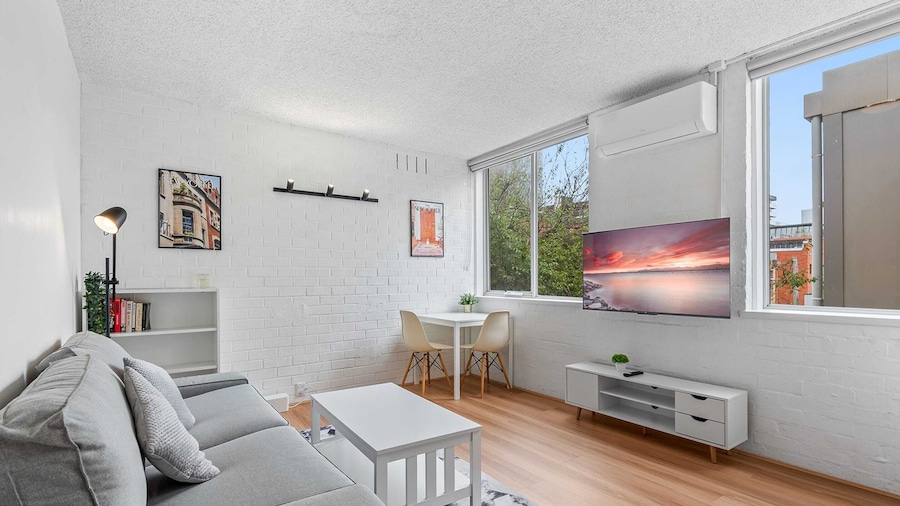 Cozy 1BR Stay in South Yarra With Parking & Wi-fi