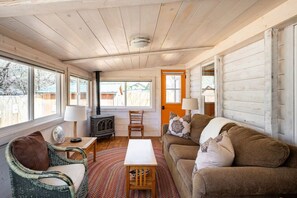 TV, fireplace, books - Cute cabin ideally located in Moab, Month rental (Moab)