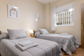 1 slaapkamer, een strijkplank/strijkijzer, wifi, beddengoed