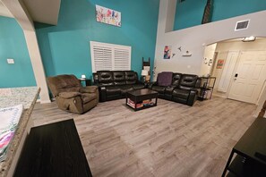 Älytelevisio, kirjoja, tietokoneen näyttö