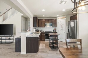 Fridge, microwave, oven, stovetop - Welcome to your home base for BMT graduations, SeaWorld adventures and more! (San Antonio)