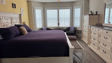 Työpöytä, silitysrauta/-lauta, ilmainen Wi-Fi, vuodevaatteet