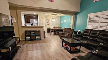 Älytelevisio, kirjoja, tietokoneen näyttö