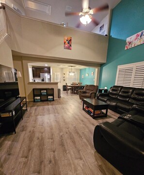 Älytelevisio, kirjoja, tietokoneen näyttö