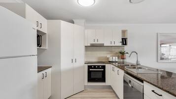 Apartment | Private kitchen | Cookware/dishes/utensils