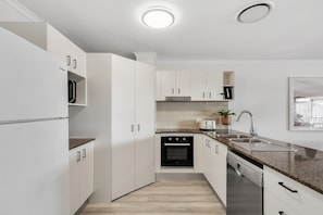 Căn hộ | Bếp riêng | Dụng cụ nấu nướng/bát dĩa/dao nĩa