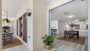 Un interior moderno con comedor, cocina y sala de estar.