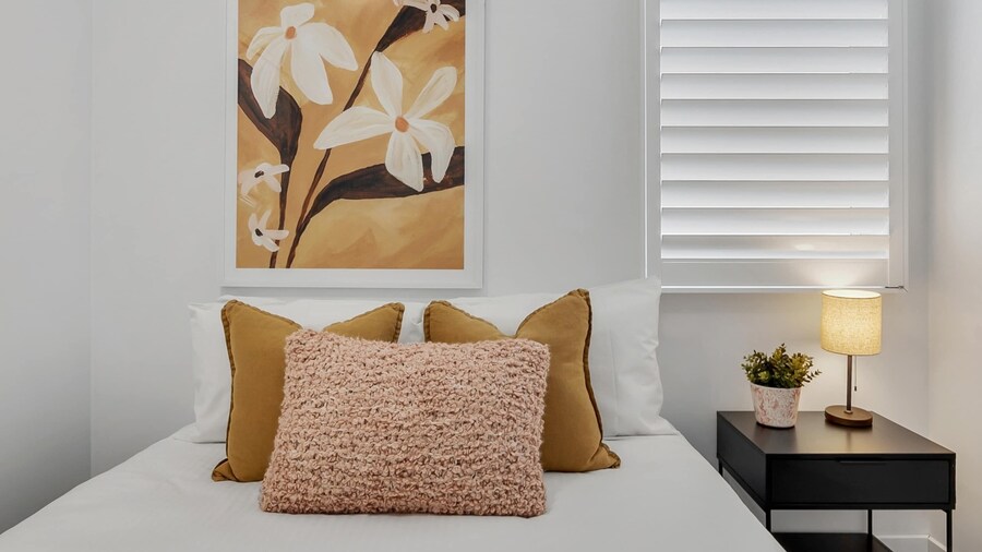 3-bed Haven With Balcony and Bbq, 5-min to Beach