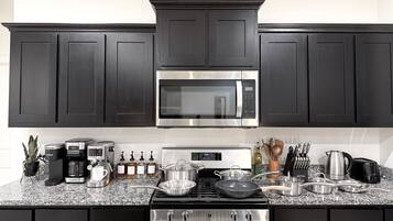 Microondas, horno, placa de cocina, lavavajillas