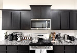 Microondas, horno, parrilla de estufa y lavavajillas