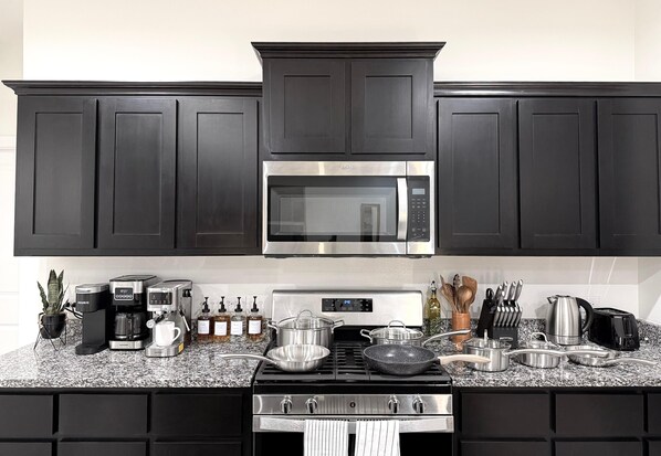 Microondas, horno, placa de cocina, lavavajillas