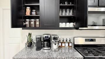 Microondas, horno, placa de cocina, lavavajillas