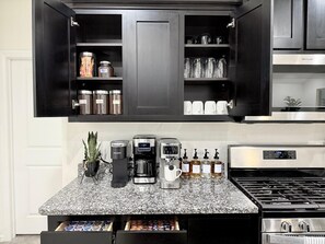 Microondas, horno, placa de cocina, lavavajillas