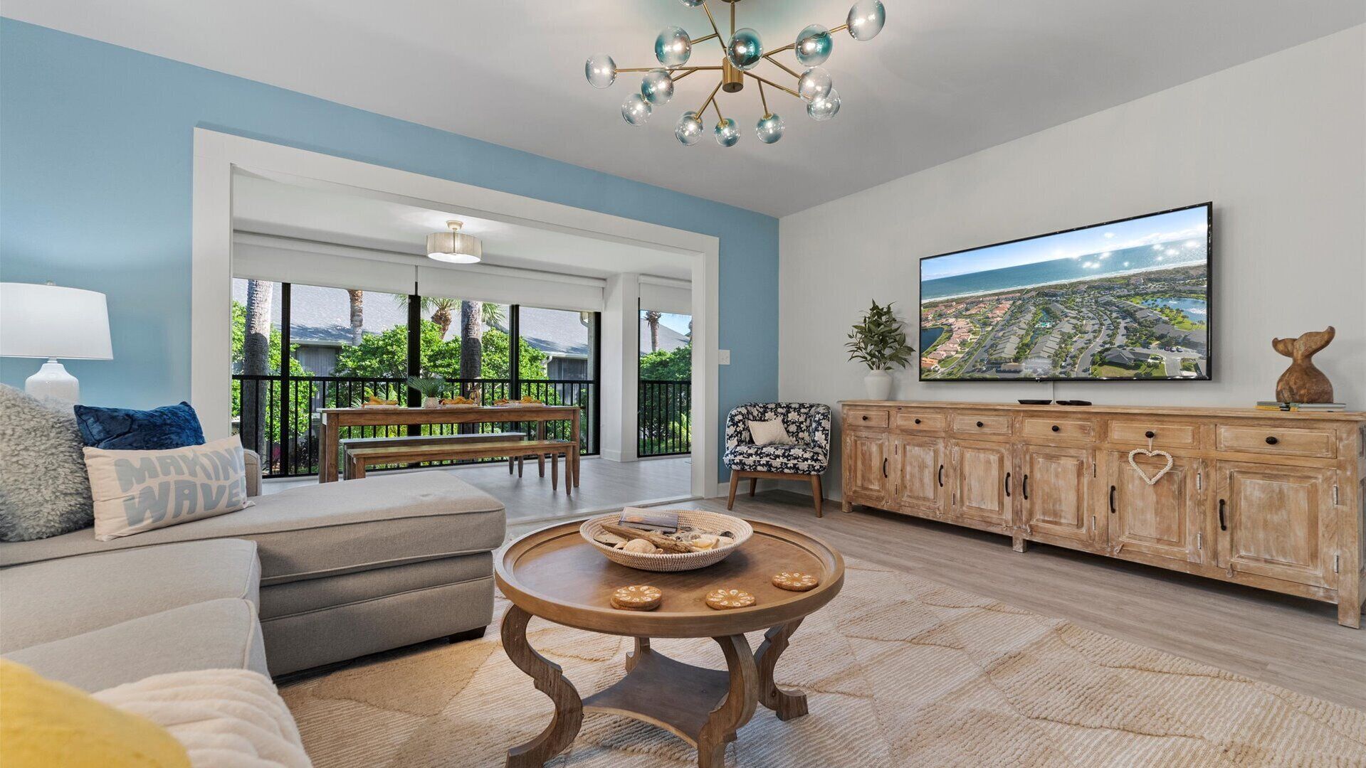 Smart-TV, Tischtennisplatte, Bücher