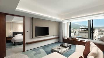 Deluxe Suite, 1 King Bed, Non Smoking